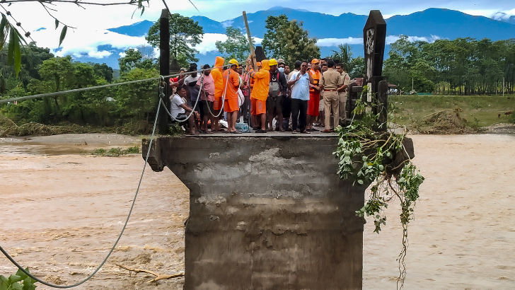 https://www.salarnews.in/public/uploads/images/newsimages/maannewsimage06102025_002123_Darjeeling landslide.png